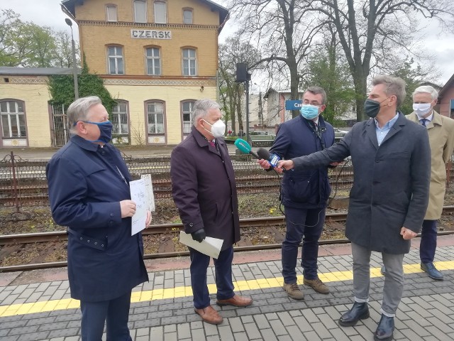 Z lewej były poseł Jan Kilian, dalej poseł Aleksander Mrówczyński i dziennikarze Radia Gdańsk i TVP Gdańsk. Z prawej burmistrz Czerska Przemysław Biesek-Talewski