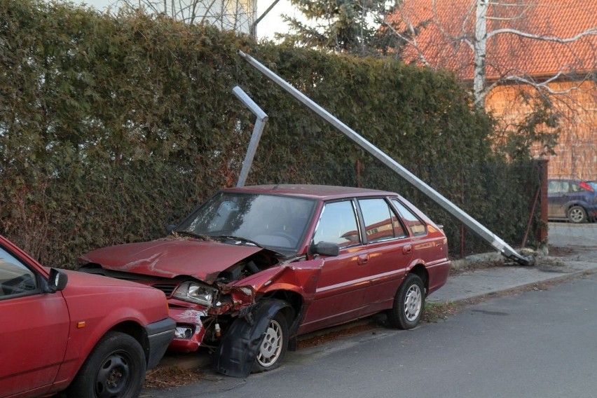 Wypadek w pobliżu Żmigrodkiej. Zniszczona latarnia i rozbity polonez, ale sprawcy nie ma (ZDJĘCIA)