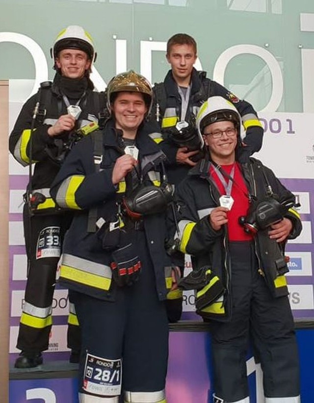 Od lewej: Dariusz Cholewa, Mateusz Mundzik, Kamil Wnukowski i Sylwester Duralski wzięli udział w biegu po schodach.