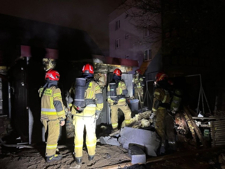 Nocna akcja toruńskich strażaków przy ul. Krótkiej.