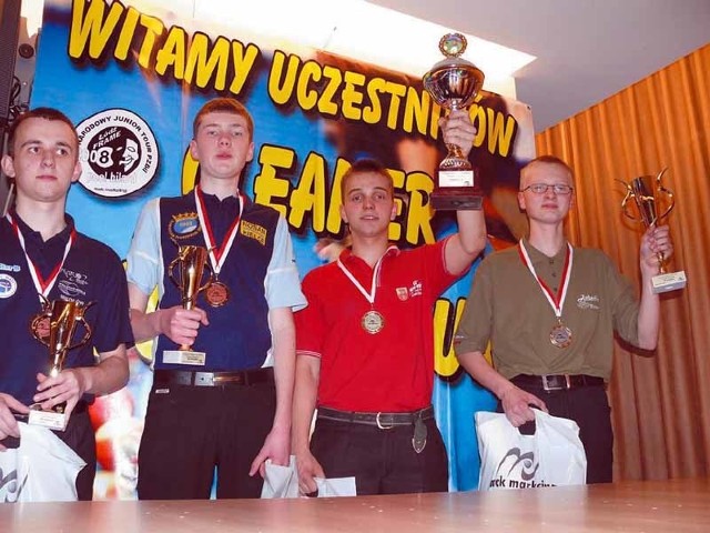 Konrad Piekarski (w czerwonej koszulce) z pucharem za zwycięstwo w II turnieju Cleaner Junior Tour 2010