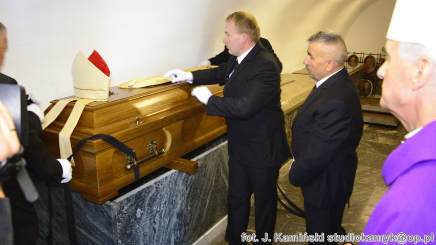 Pogrzeb biskupa Ryczana w Kielcach. Zdjęcia z wnętrza katedry