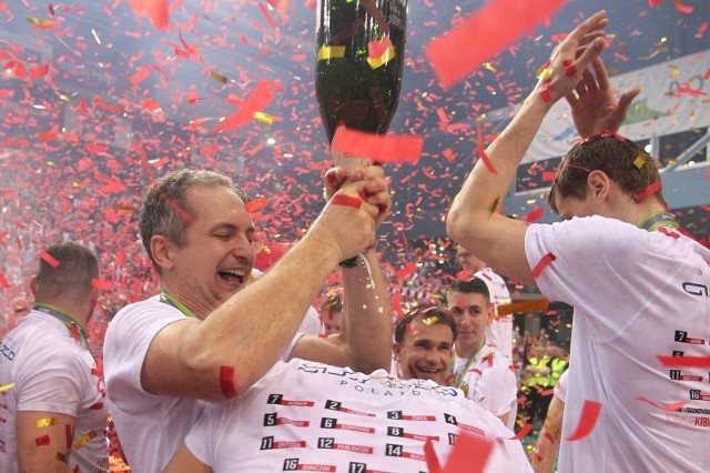 Po mistrzostwie Polski nawet trener Andrzej kowal dał się ponieść szałowi radości.