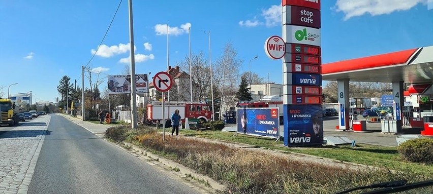 Gaz wyczuwalny przy stacji benzynowej. Trwa akcja służb 