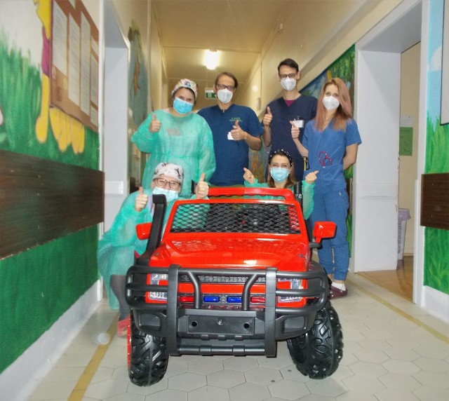 Mali pacjenci ze Szpitala nr 4 w Gliwicach na blok operacyjny pojadą akumulatorowym autem.Zobacz kolejne zdjęcia. Przesuwaj zdjęcia w prawo - naciśnij strzałkę lub przycisk NASTĘPNE