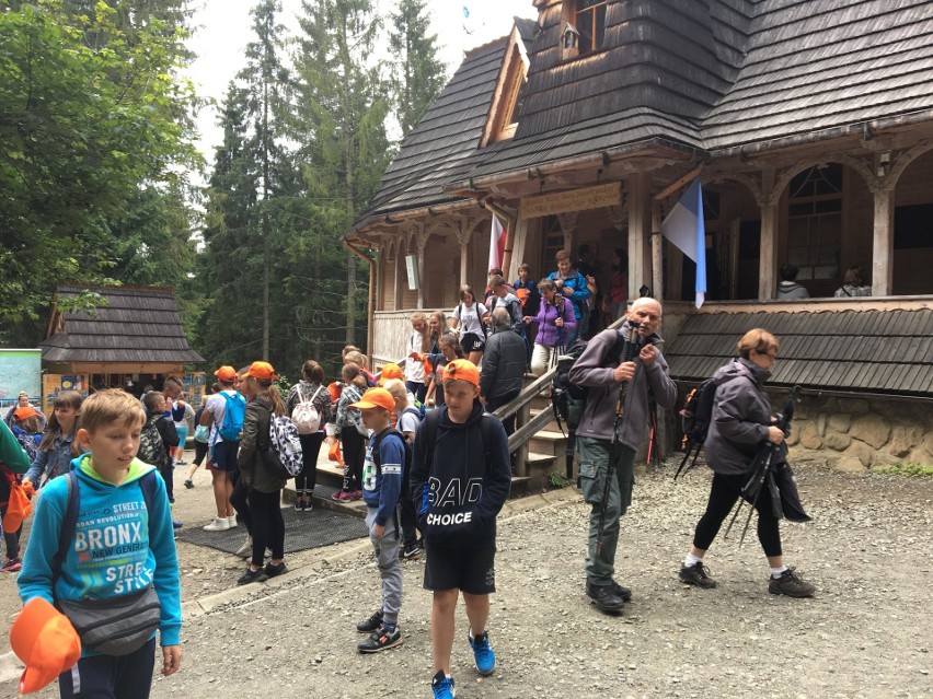 Tatry. Turystów na górskich szlakach jest sporo, ale tłumów (na szczęście) nie spotkamy