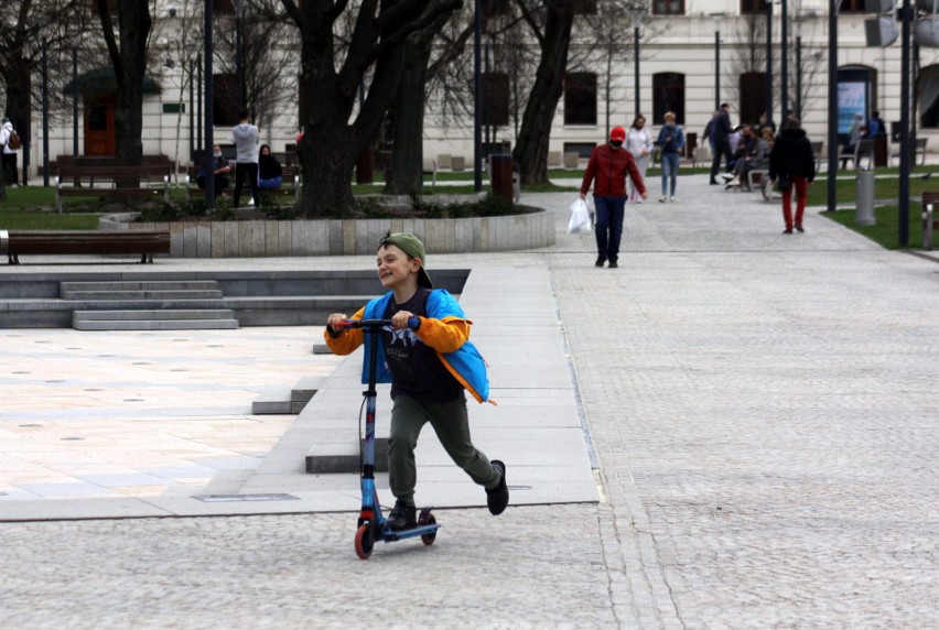 Wiosenny spacer po centrum Lublina. Mieszkańcy miasta lubią spędzać czas na świeżym powietrzu! Zobacz zdjęcia