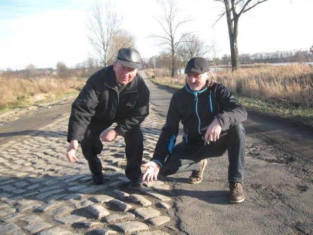 (Od lewej) Sołtys Ryszard Gawrylczyk i radny Ireneusz Kurzawa: - Mieszkańcy niszczą sobie auta na tej drodze, a ona jest jedynym połączeniem ze światem.