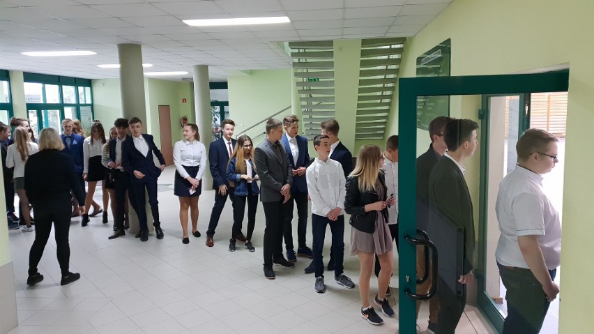 Egzamin gimnazjalny 2019 w Strzelcach Opolskich. Dyrektorom udało się skompletować komisje. Ostatni taki test w historii gimnazjów