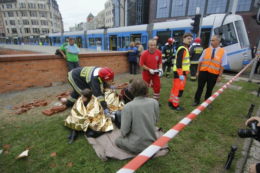 Wrocław, plac Dominikański - zderzenie, wypadek tramwajów...