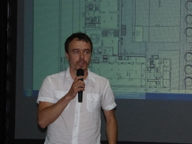 Wojciech Mazan ze stowarzyszenia Nie z Tej Bajki rozpoczął dyskusję o artystycznej przyszłości Ostrowca Świętokrzyskiego.