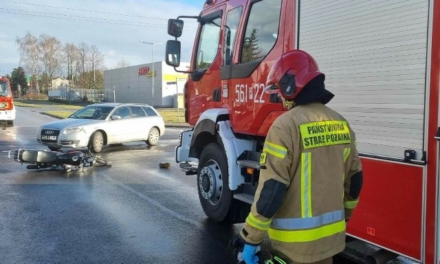 Na skrzyżowaniu ulic Kaliskiej i Niepodległości w Pleszewie samochód osobowy zderzył się z motocyklem