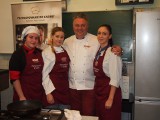 Warsztaty kulinarne z Robertem Sową. Uczniowie ZSGU w Chorzowie uczą się od mistrza ZDJĘCIA