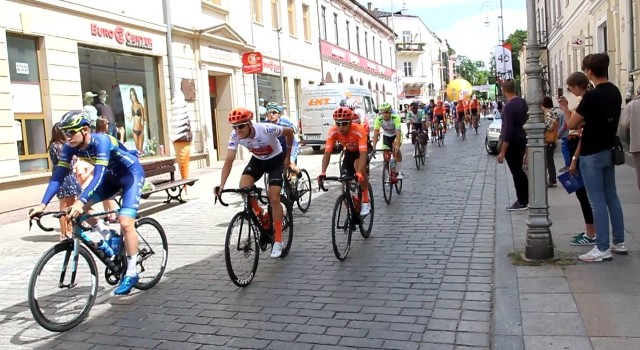 W czwartek 4 lipca, punktualnie o godzinie 13.55, kolarze 30. Międzynarodowego Wyścigu Solidarności i Olimpijczyków ruszyli na trasę 3 etapu z Kielc do Radomia. Na starcie było bardzo uroczyście, była mocna reprezentacja samorządowych władz i znanych byłych kolarzy z Kielecczyzny, na czele z Tomaszem Brożyną, Zbigniewem Piątkiem i Andrzejem Sypytkowskim. Zanim zawodnicy ruszyli na trasę i przejechali po raz pierwszy od lat ulicą Sienkiewicza spod pomnika Henryka Sienkiewicza do Paderewskiego, podpisali listę startową i zaprezentowali się kibicom. Wręczono również okolicznościowe medale i wyróżnienia. Etap liczy 170,7 km a kolarze przejadą między innymi koło dębu Bartek w Zagnańsku i przez Końskie. Na mecie w Radomiu spodziewani są około 17.30. Jeśli byliście Państwo w czwartek na starcie kolarzy, to znajdziecie się na naszych zdjęciach. 