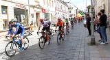 Kolarze 30. Międzynarodowego Wyścigu Solidarności i Olimpijczyków przejechali ulicą Sienkiewicza w Kielcach. Szukajcie się na zdjęciach  