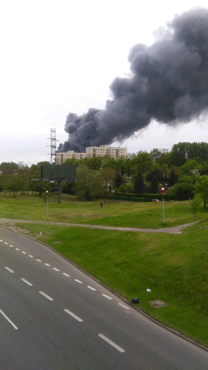 Pożar w Katowicach 13.05.2016. Pożar hali na ul. Żeliwnej