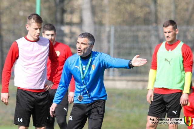 Korona Kielce pod wodzą Gino Lettieriego przygotowuje się do meczu z Piastem Gliwice.