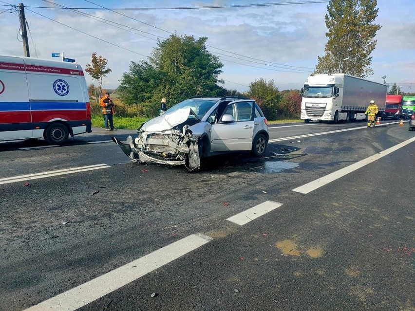 Gmina Wielka Wieś. Wypadek na drodze krajowej nr 94 w Bęble. Jedna osoba poszkodowana