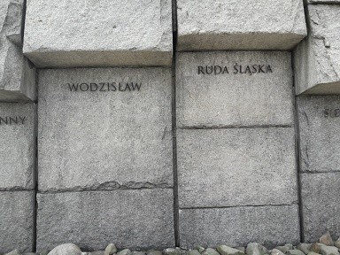Pomnik Powstańców Śląskich z odtworzonymi napisami