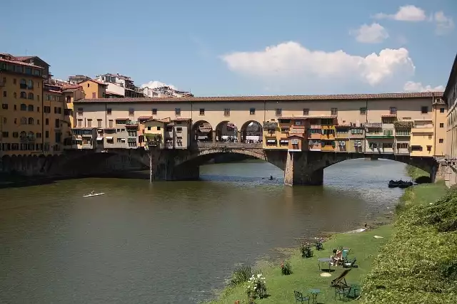 Most na Arno został wybudowany w latach 1335-1345. Od ponad 400 lat znajdują się na nim warsztaty i sklepy jubilerskie.