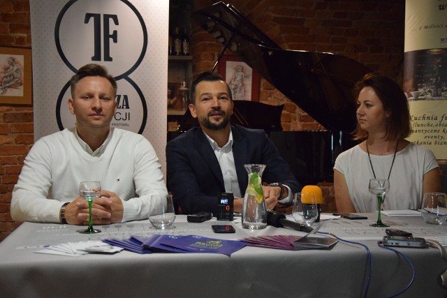 (Od lewej) Adam Kremer z winiarni Bachus oraz Tomasz Siemiński i Joanna Dudkiewicz z Regionalnego Centrum Animacji Kultury opowiadają o atrakcjach festiwalu