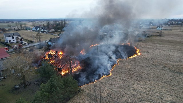 W Zabierzowie Bocheńskim (gmina Niepołomice) spłonęło ok. 50 arów suchej trawy oraz murowany pustostan połączony ze stodołą. Postepowanie w sprawie pożaru prowadzi policja