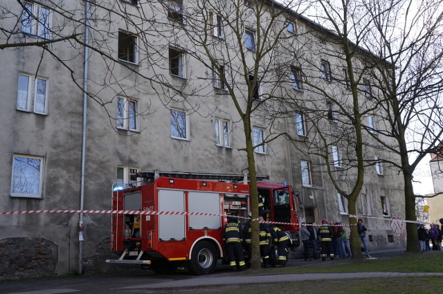 Po wejściu do mieszkania na drugim piętrze strażacy natrafili na zwęglone zwłoki 66-letniego mężczyzny
