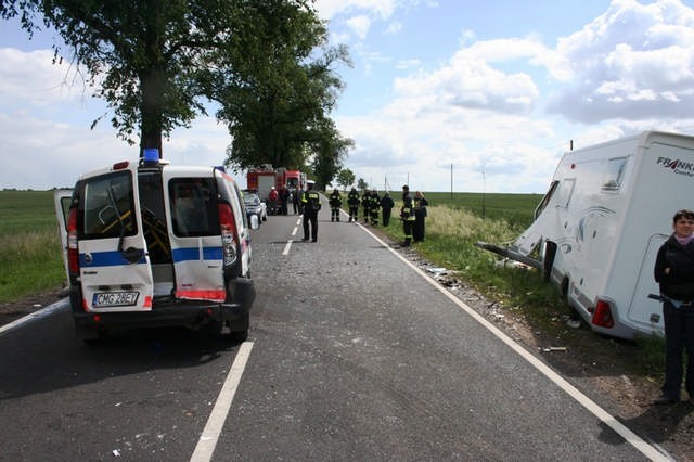 Na drodze krajowej nr 15 w  Kwieciszewie (gm. Mogilno) doszło do wypadku z udziałem czterech samochodów, w tym ambulansu medycznego.
