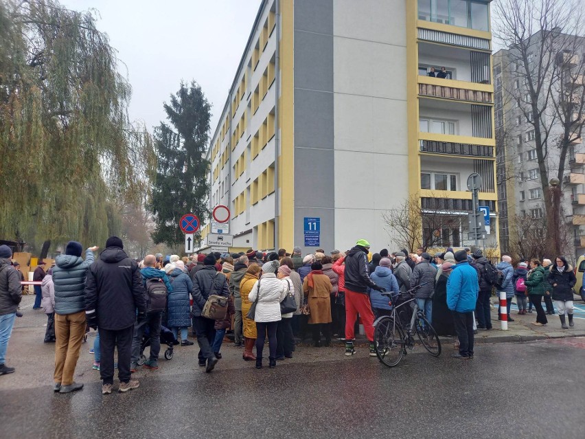 Deweloper kupił działkę, a teraz chce poprowadzić drogę przed blokami os. Podwawelskiego. Mieszkańcy protestują