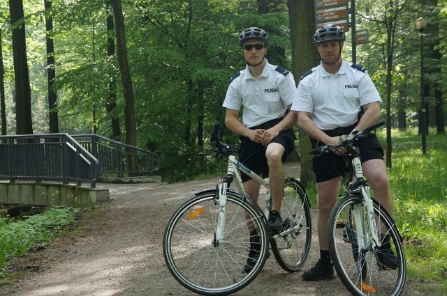 Żywieccy policjanci do pełnienia służby, oprócz samochodów, motocykli i motorówek, zaczęli wykorzystywać także rowery.