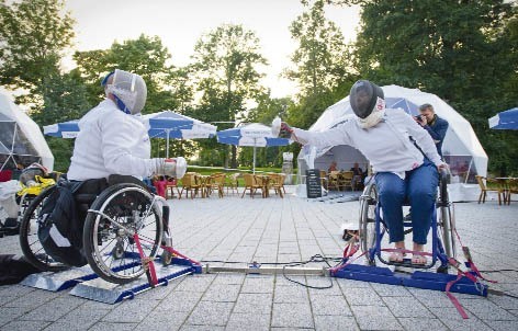 Przez kilka dni niepełnosprawni mogli wziąć udział w treningach szermierki na wózkach. Dziś o godz. 17 sprawdzą swoje siły w widowiskowym turnieju. 