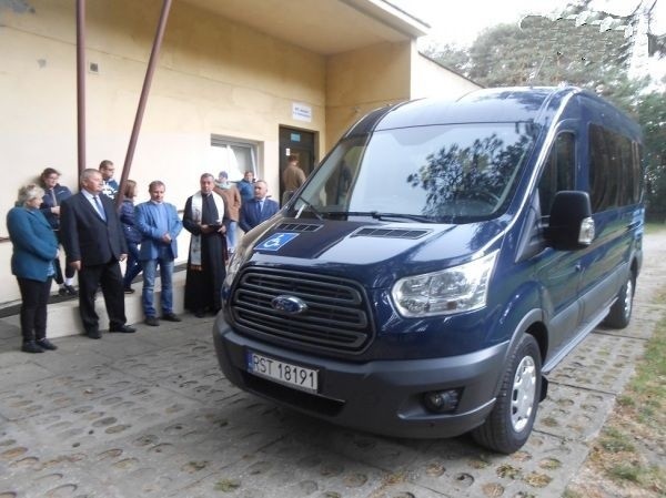 Przyjęcie i poświęcenie bus, który posłuży 45 uczestnikom Warsztat Terapii Zajęciowej przy Stowarzyszeniu „Nadzieja”