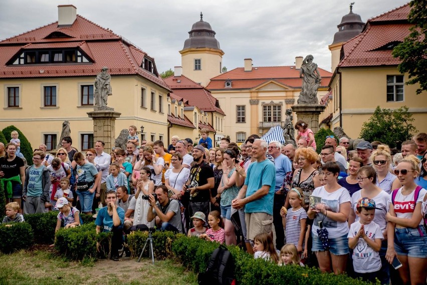 Wojownicy z różnych epok, między nimi wikingowie, samuraje,...