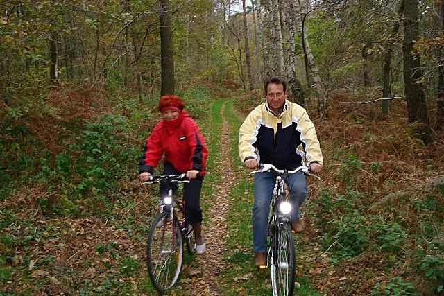 Bogdan Brzezowski ma 53 lata. Lubi przyrodę, las. Jeździ na nartach i z żoną na rowerze.