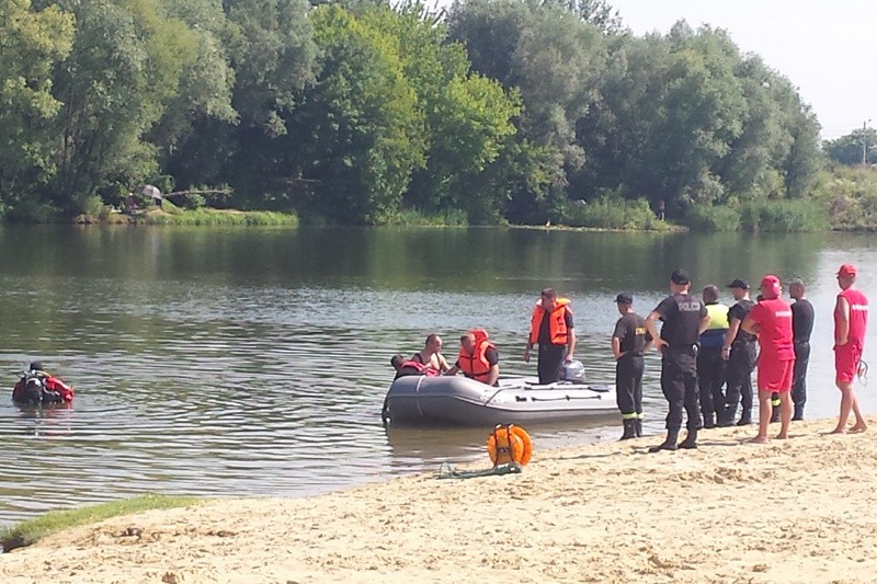 Płetwonurkowie szukają osoby, która utonęła w Żwirowni [FOTO, WIDEO]