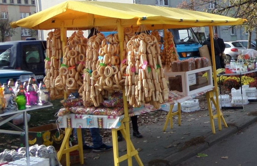 Przed cmentarzem w Myszkowie można kupić nie tylko znicze,...