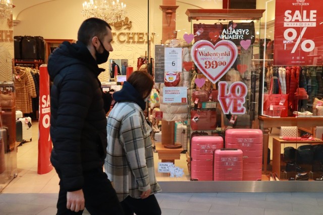 Sobota - 12 lutego - przed Świętem Zakochanych - 14 lutego - dla wielu osób jest dniem poszukiwania upominków dla najbliższych. Łódzkie centra handlowe, sklepy i kwiaciarnie są na tę okazję przygotowane. W witrynach pojawiło się mnóstwo czerwonych dekoracji z motywem przewodnim – czyli sercem.