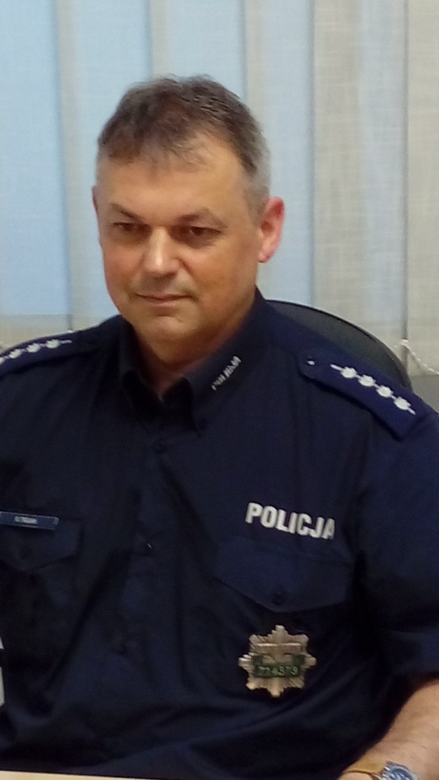 asp. szt. Roman TROJANDzielnicowy Rewiru Dzielnicowych Komisariatu Policji w Czechowicach-Dziedzicachdzielnica C-1 Osiedla Centrum i Dziedzice w Czechowicach-Dziedzicachw Policji od 20.08.1995r.dzielnicowy od 01.09.1998r.interesuje się sportem, turystyką górską i rowerowąGłosowanie będzie trwać od piątku 2 czerwca, do piątku 30 czerwca, do godziny 18.59. Głosy sumują się w każdym powiecie a także na poziomie całego województwa. Nagrodzimy zwycięzców, którzy zajmą pierwsze miejsca w każdym z powiatów a także laureatów trzech pierwszych miejsc w skali całego regionu.Zagłosuj na kandydata wysyłając SMS o treści DZIEL.535 na nr 72355. Koszt 2,46 zł z VAT.