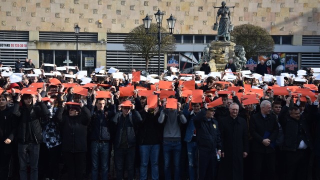 Hymn Polski odśpiewało około 1 tys. uczniów Elektryka.