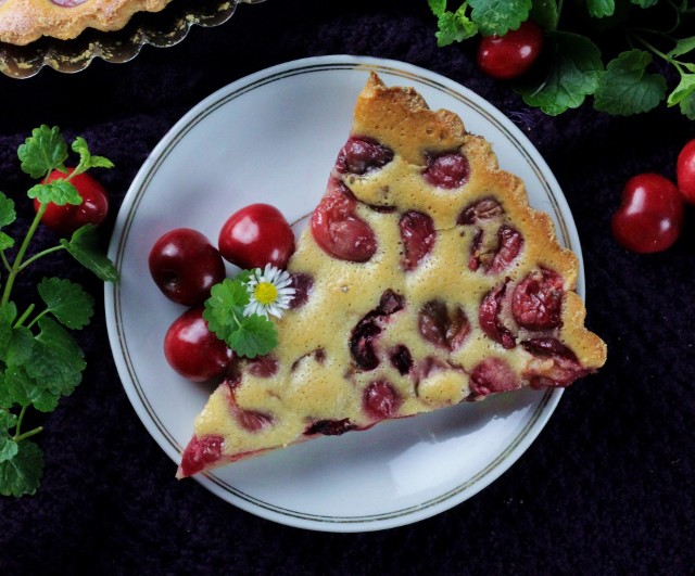 Macie ochotę na pyszne ciasta z czereśniami? Zobaczcie przepisy. Na zdjęciu  francuskie clafoutis z czereśniami - najłatwiejszy deser z czereśniami.