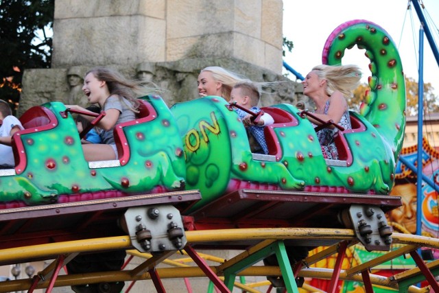 Podczas Winobrania 2016 jednym z najczęściej odwiedzanych miejsc jest lunapark. W parku rozrywki znaleźć można karuzele, drony, maszyny zręcznościowe oraz tę sprawdzające waszą siłę. Ponadto jest tam także kilka urządzeń, na widok których, tętno automatycznie się podnosi.