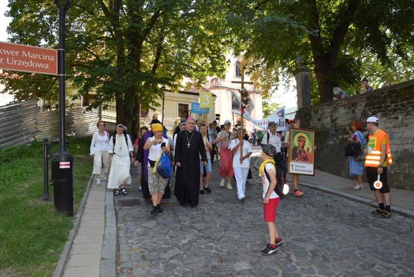 Po mszy świętej w bazylice katedralnej w Sandomierzu i...