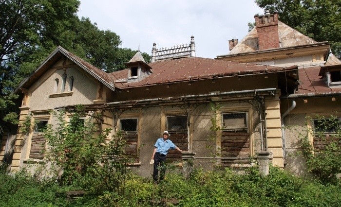 Ruina dworku Jaruzelskich w Załuczu.