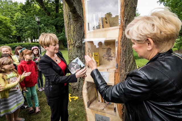 Bydgoszcz ma już kilka oryginalnych stacji bookcrossingowych - jedna z nich to drzewo mądrości w parku Jana Kochanowskiego, na zdjęciu podczas uroczystego otwarcia z udziałem wiceprezydent Iwony Waszkiewicz i pomysłodawczyni Jolanty Niwińskiej