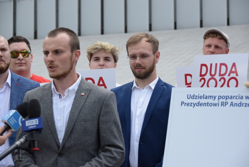 Młodzi zwolennicy PiS namawiali przed CSK w Lublinie do głosowanie na Andrzeja Dudę. Zobacz zdjęcia