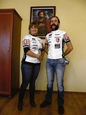 Magdalena Juszczyk i Marcin Durman prezentują nowe koszulki Fot. Magdalena Uchto