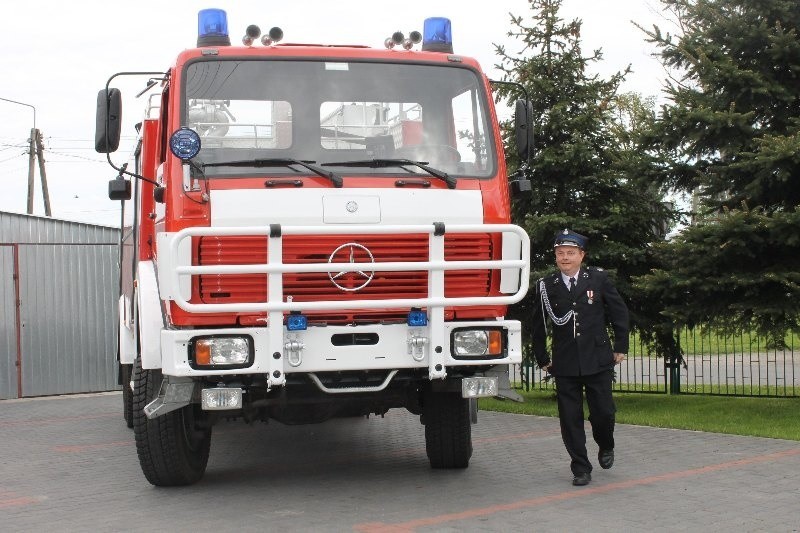 Najnowszy nabytek druhów z OSP Kuniów to Mercedes 1922. Wóz...