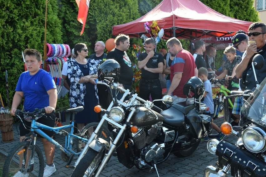 Wilczyska. Z Bobowej pod Grunwald - piknik rycerski wokół amfiteatru. Motocykliści zbierali datki na dzwony do kościoła św. Zofii