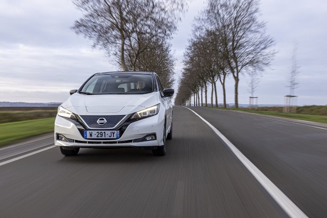 nissan LEAF10Promocyjne ceny elektrycznego Nissana z limitowanej serii LEAF10 zaczynają się od 145 500 zł. Model ten pojawi się w salonach sprzedaży już w lutym tego roku i dostępny będzie w wersjach zarówno z akumulatorem o pojemności 40 kWh, jak i 62 kWh.Fot. Nissan