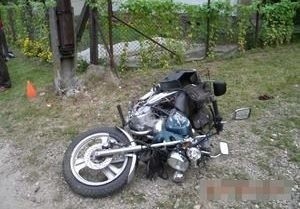 Pijany 20-latek jadący motocyklem, uderzył w Moszczance w słup.